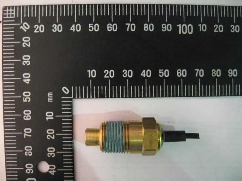 Датчик температуры 40. Датчик температуры масла трансмиссии sem 652b. Датчик температуры трактор Нью Холланд. Датчик температуры трактор Нью Холланд р16173нд.